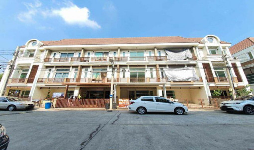 โครงการพรีเมี่ยมเพลส (PREMIUM PLACE)